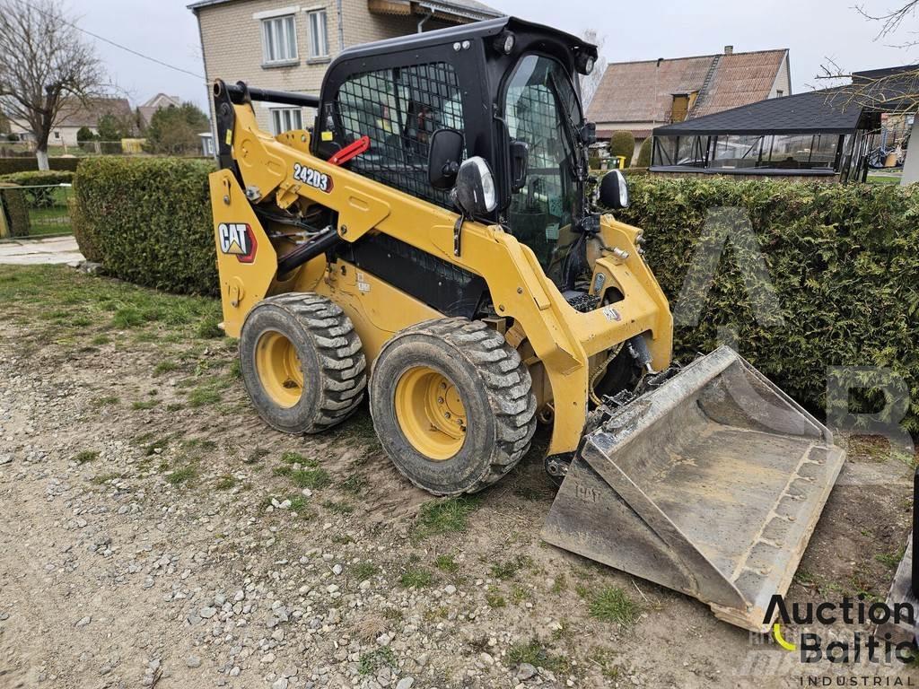 CAT 242 D 3 Krautuvai su šoniniu pasukimu