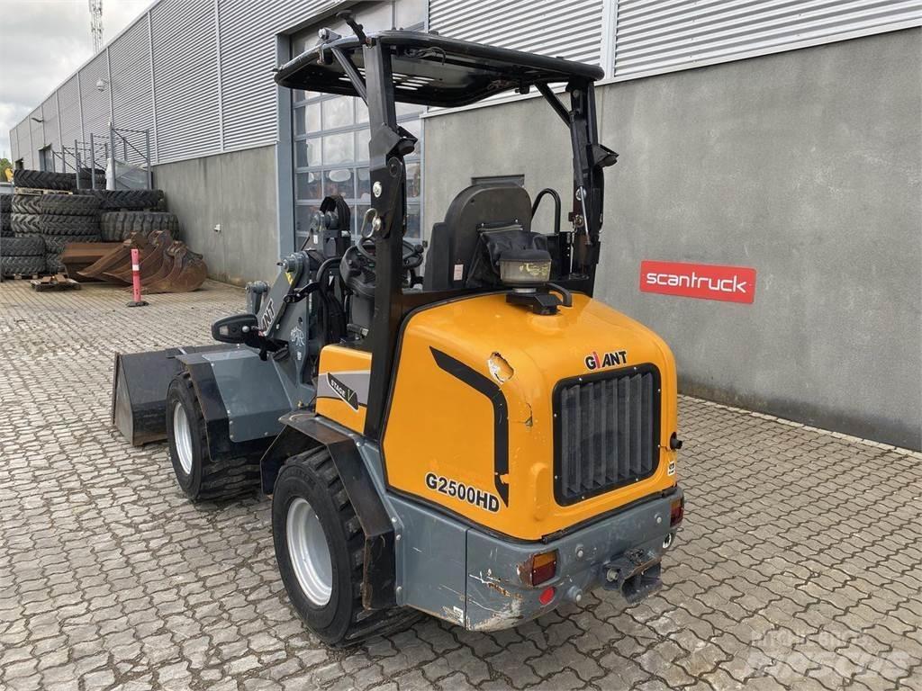 GiANT G2500HD Daugiafunkciniai pakrovėjai