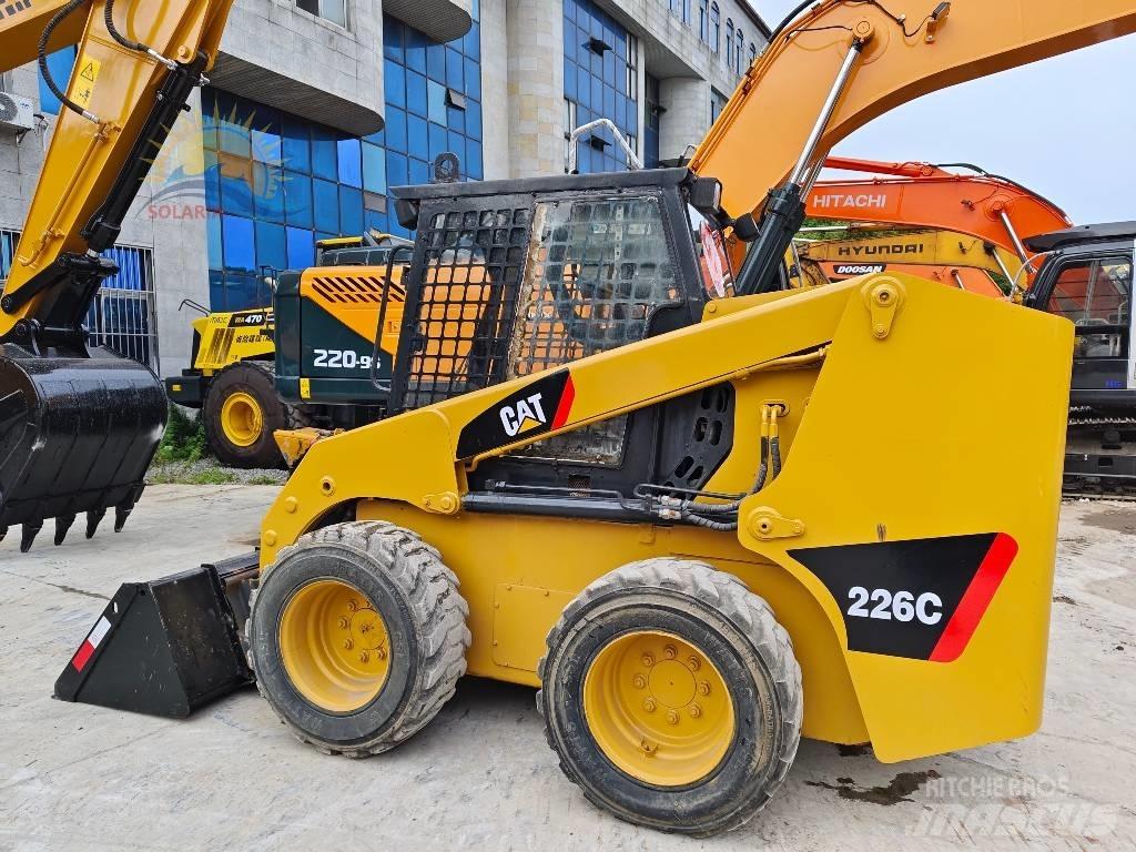 CAT 226c Krautuvai su šoniniu pasukimu