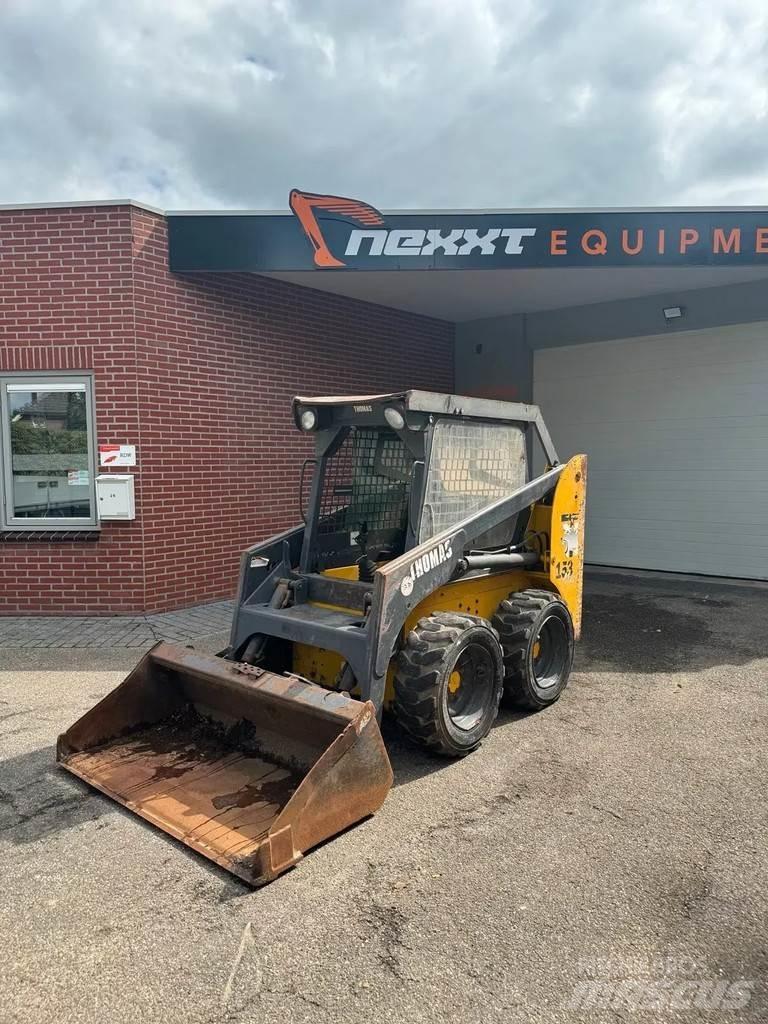 Thomas T153 Krautuvai su šoniniu pasukimu