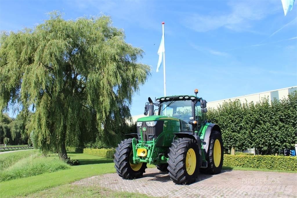 John Deere 6215R Traktoriai