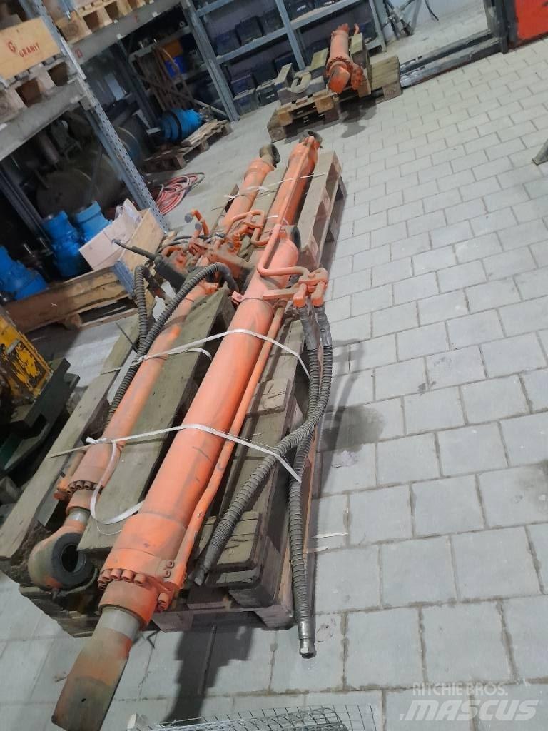 Hitachi ZX 210 Vikšriniai ekskavatoriai