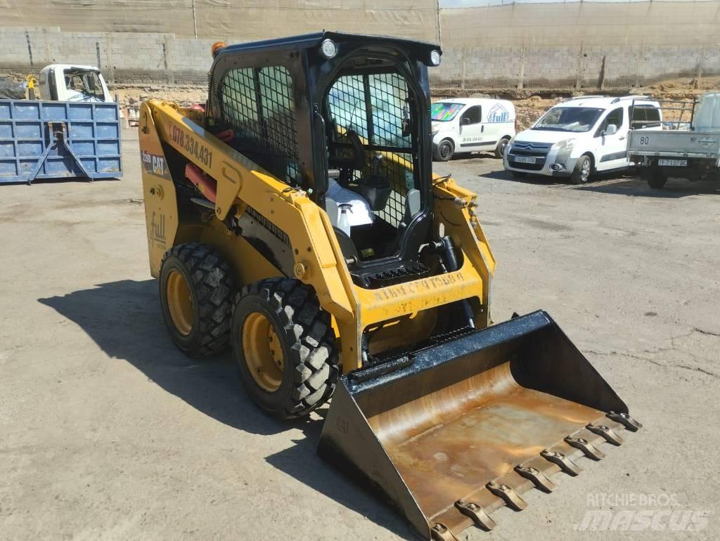 CAT 226 D Krautuvai su šoniniu pasukimu
