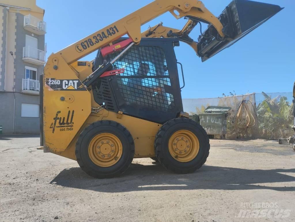 CAT 226 D Krautuvai su šoniniu pasukimu