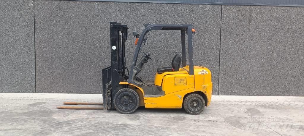 TCM FD25T3 Dyzeliniai krautuvai