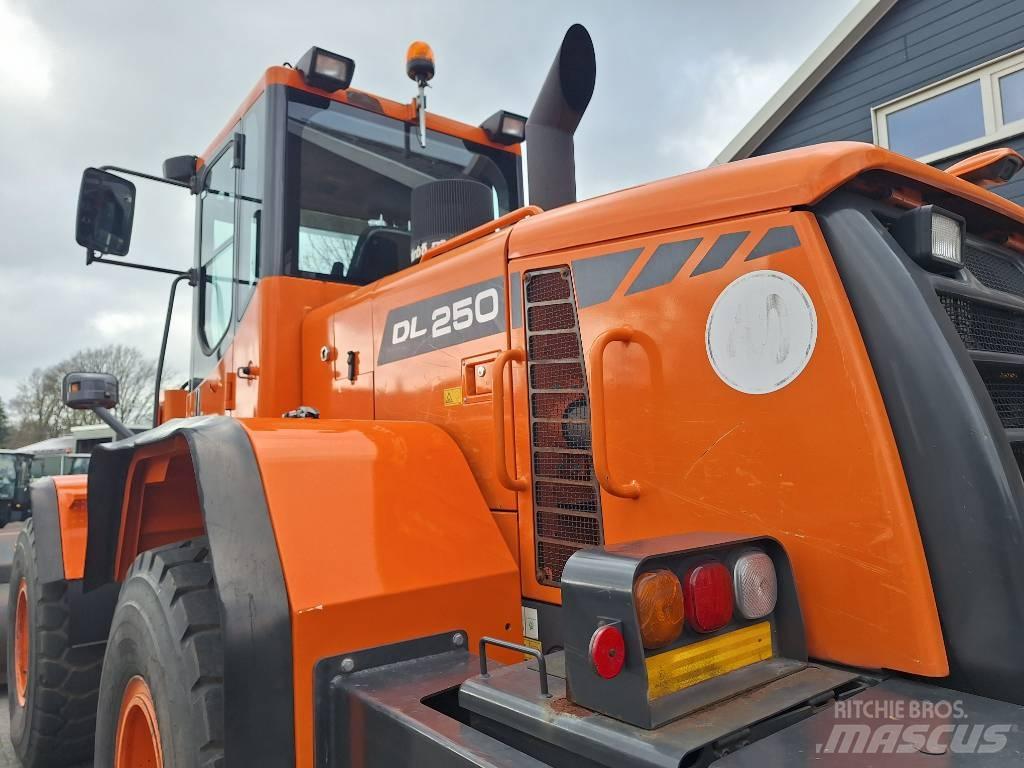 Doosan DL250 Naudoti ratiniai krautuvai