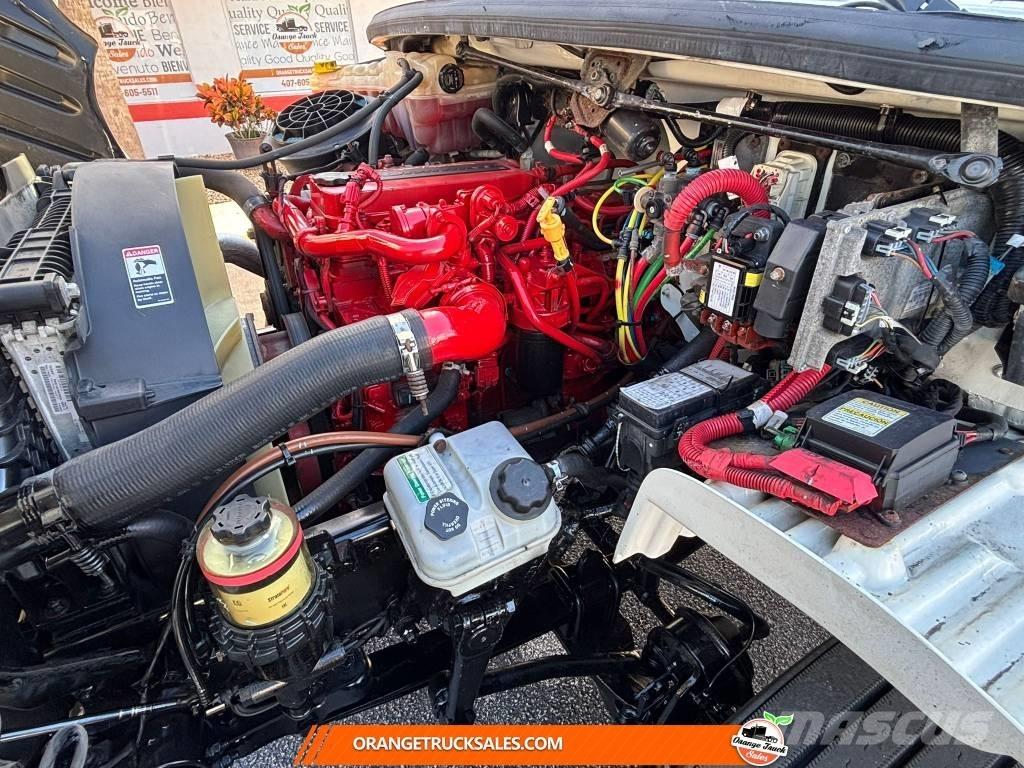 Freightliner M2 Sunkvežimiai su dengtu kėbulu