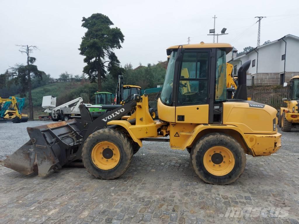 Volvo L 30 G Naudoti ratiniai krautuvai