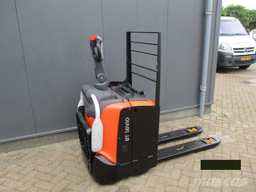 Toyota LPE200 Žemų aukščių keltuvai su platforma