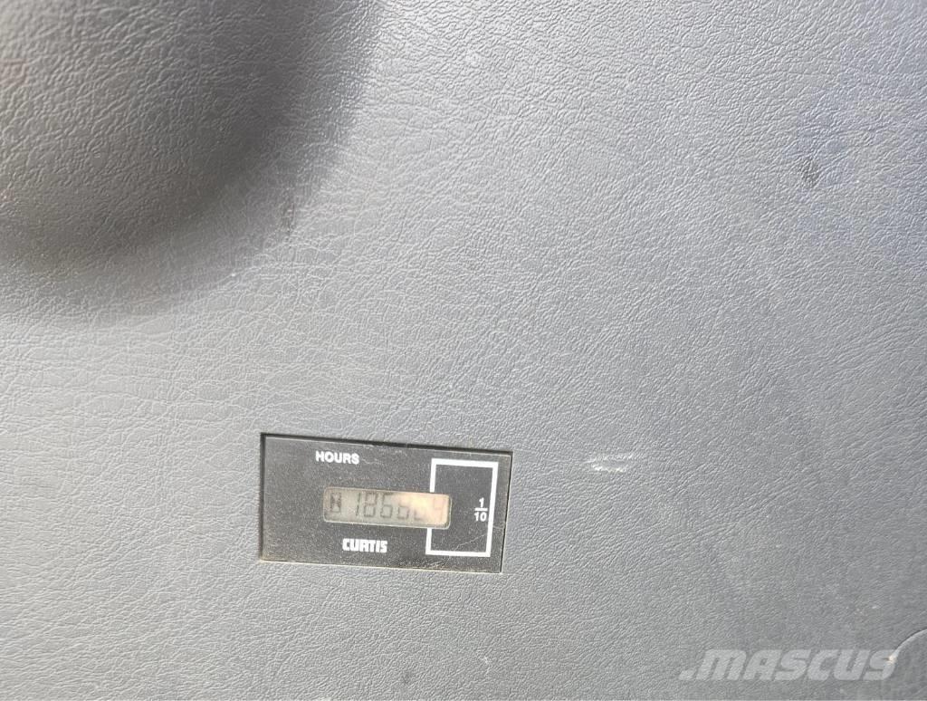 Hyundai Robex 300 LC Vikšriniai ekskavatoriai