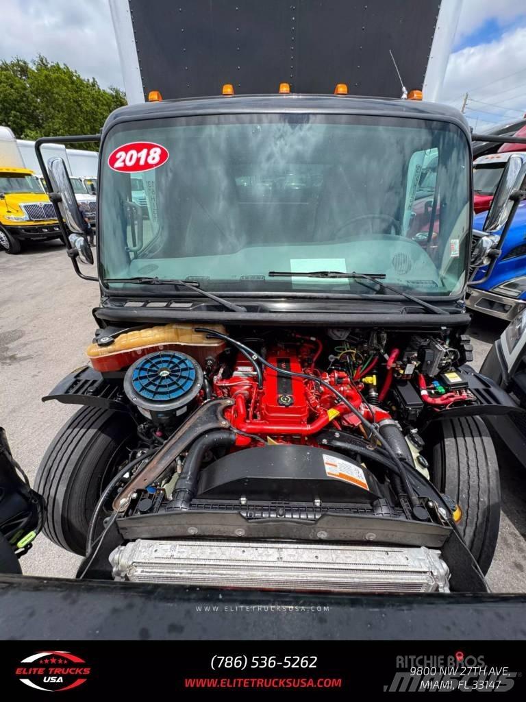 Freightliner M106 Sunkvežimiai su dengtu kėbulu