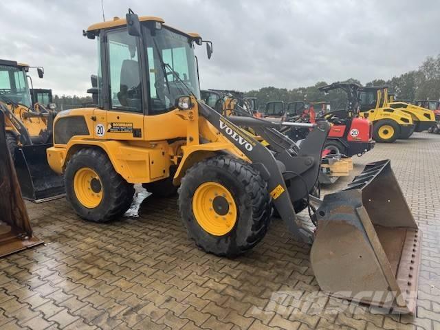 Volvo L 30 G Naudoti ratiniai krautuvai
