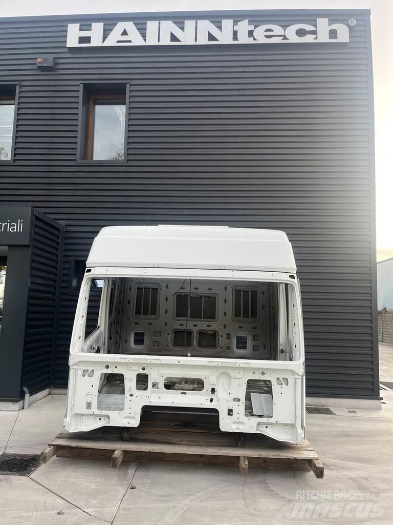 Iveco EUROSTAR Kabinos ir salonai