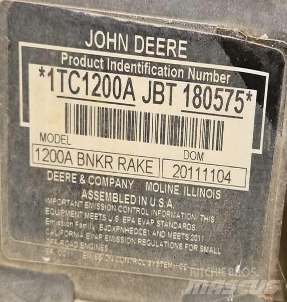John Deere 1200 A Bunkerio grėbliai