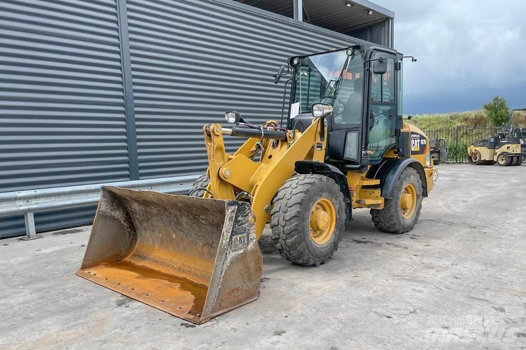 CAT 907M Naudoti ratiniai krautuvai