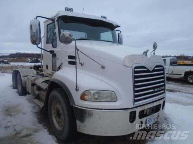 Mack CXU 613 Naudoti vilkikai