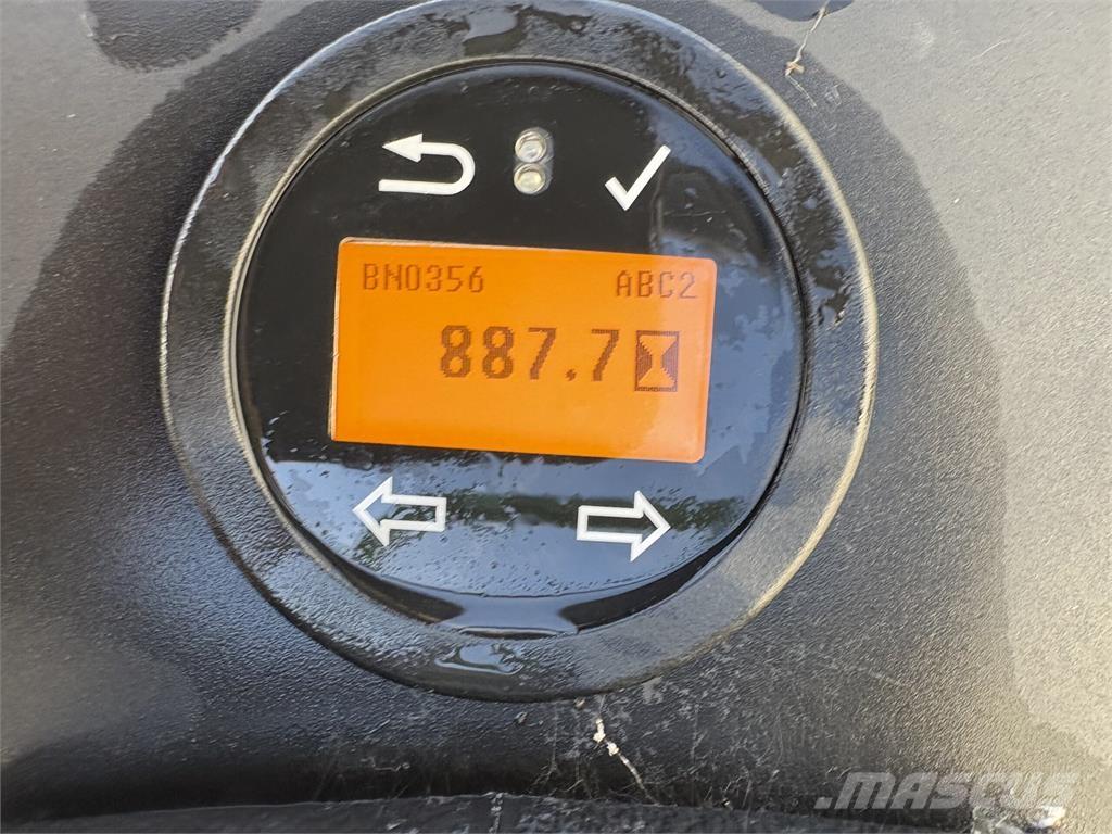 John Deere 1570 Sodo traktoriukai-vejapjovės