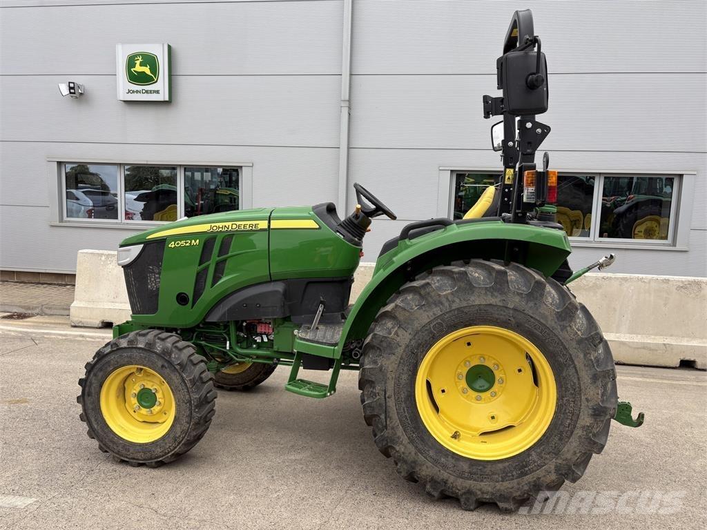 John Deere 4052M Naudoti kompaktiški traktoriai