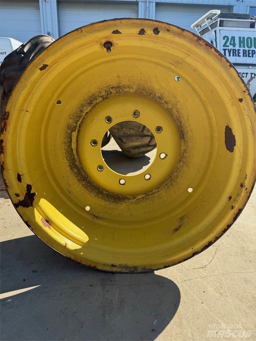 John Deere Example Padangos, ratai ir ratlankiai