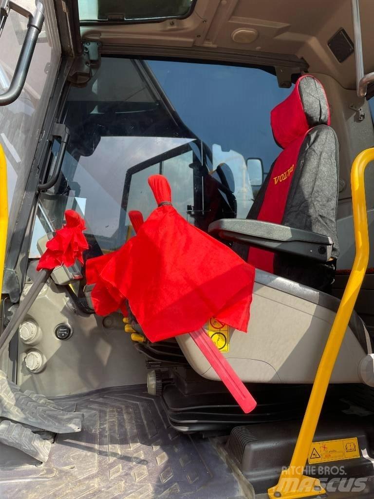 Volvo 220D Vikšriniai ekskavatoriai