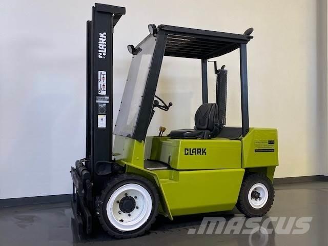 Clark DPM30N Dyzeliniai krautuvai