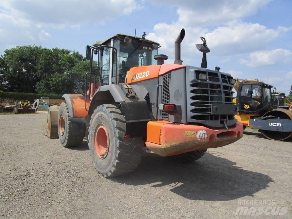 Hitachi ZW 220  Waage Naudoti ratiniai krautuvai