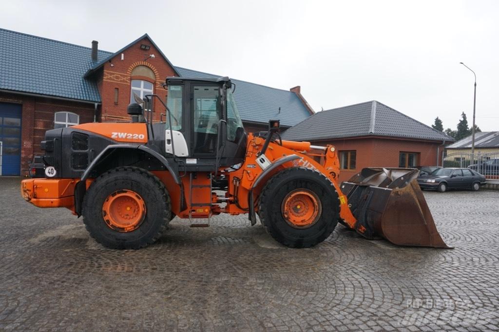 Hitachi ZW 220-5 B Naudoti ratiniai krautuvai