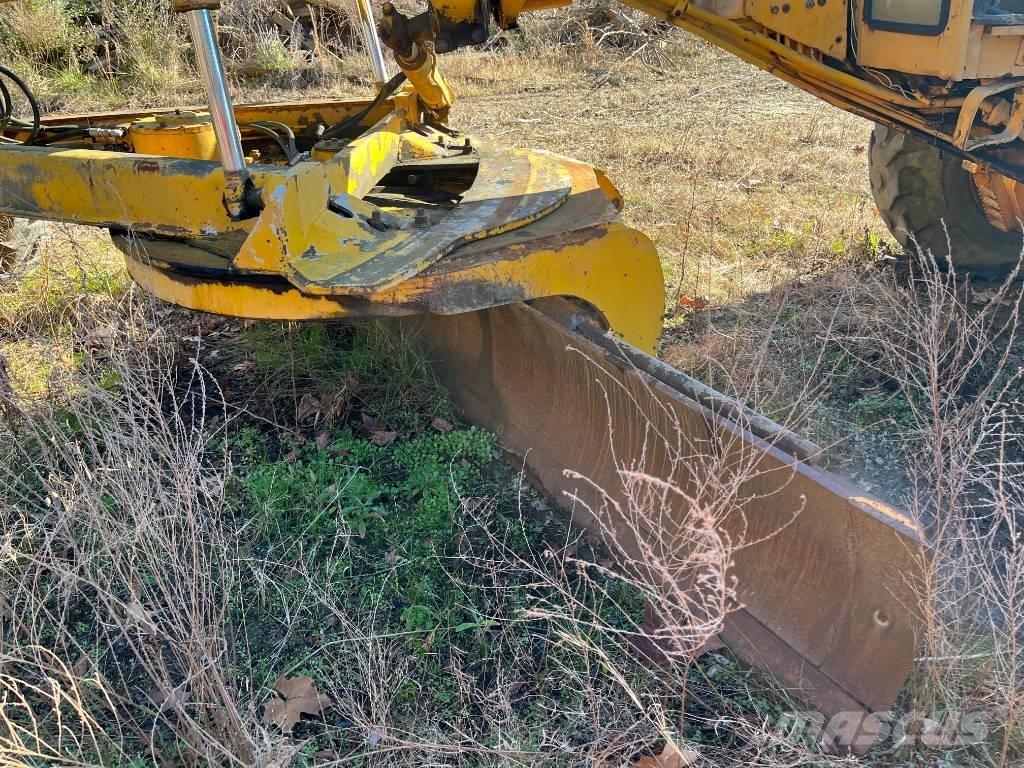 John Deere 672 A Greideriai