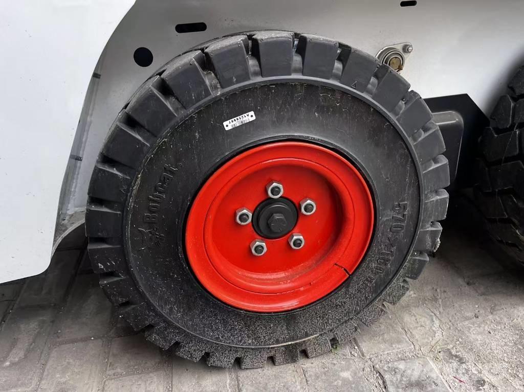 Bobcat S 70 Krautuvai su šoniniu pasukimu