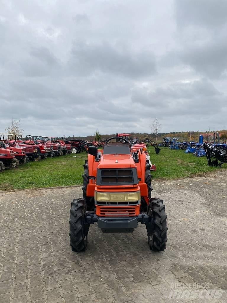 Kubota GT3 Naudoti kompaktiški traktoriai