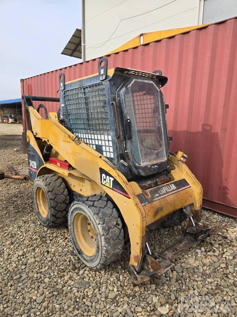 CAT 242 B Krautuvai su šoniniu pasukimu