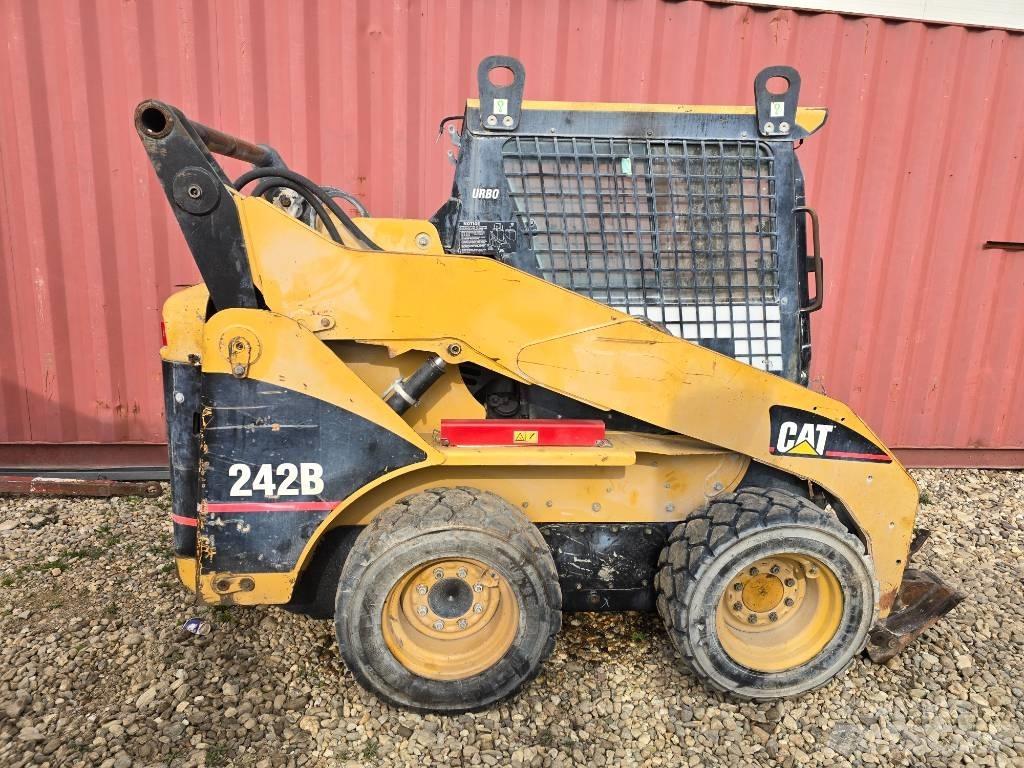 CAT 242 B Krautuvai su šoniniu pasukimu