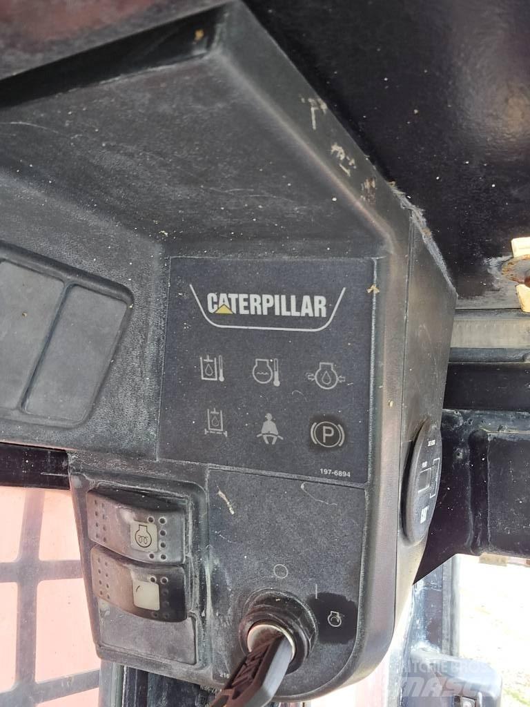 CAT 242 B Krautuvai su šoniniu pasukimu