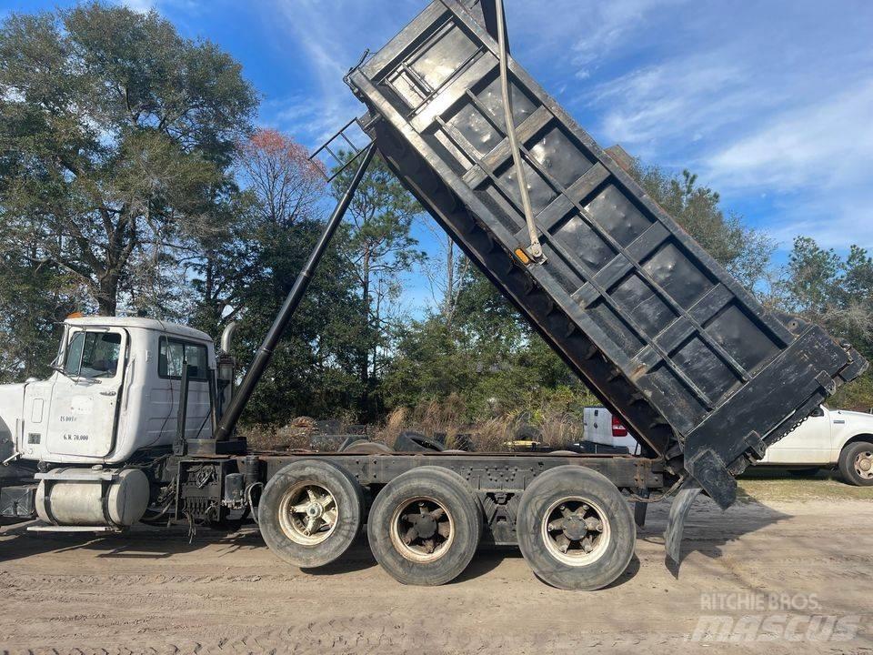 Mack dump Savivarčių priekabų vilkikai