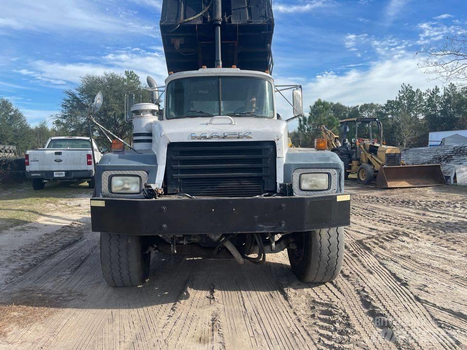 Mack dump Savivarčių priekabų vilkikai
