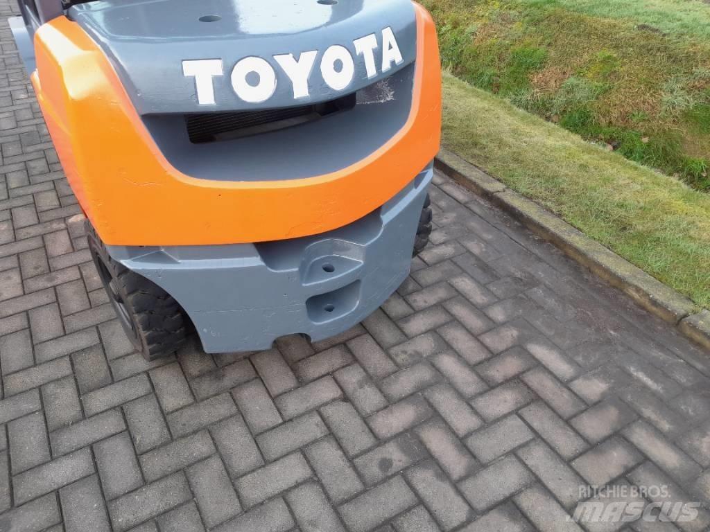 Toyota Tonero 25 Dyzeliniai krautuvai