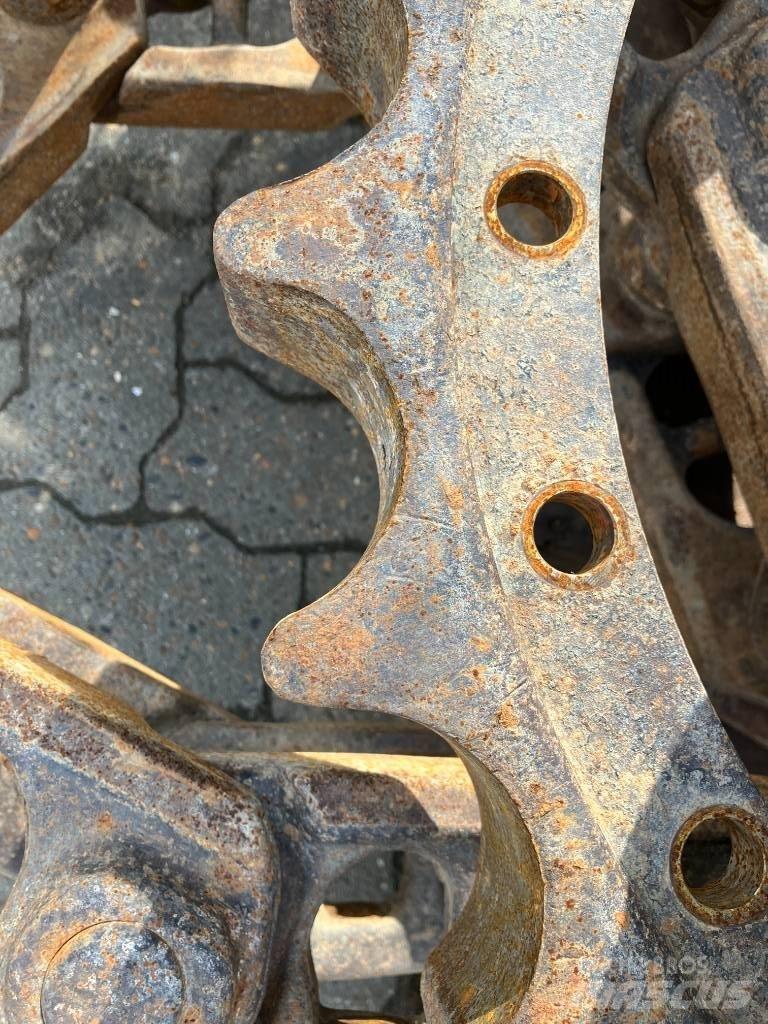 Komatsu 240 Vikšriniai ekskavatoriai