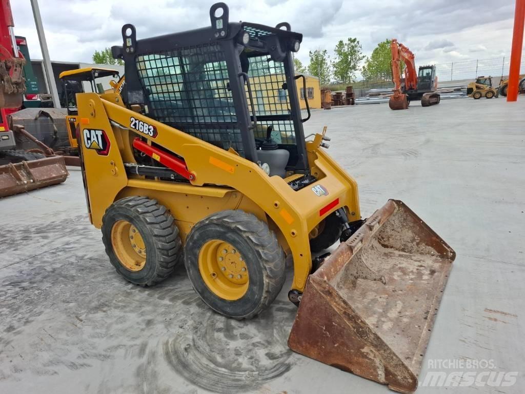 CAT 216 B 3 Krautuvai su šoniniu pasukimu