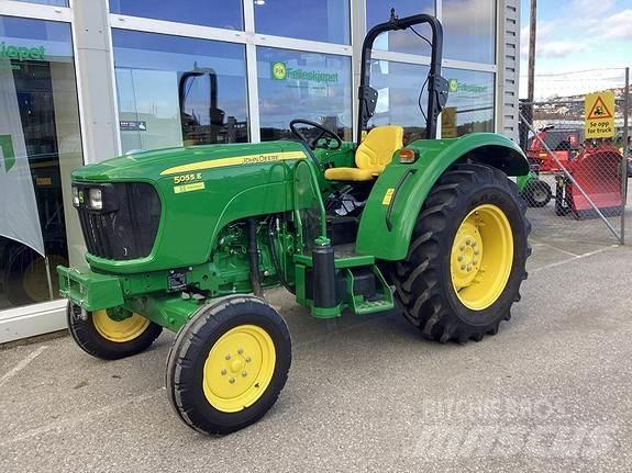 John Deere 5055E Traktoriai