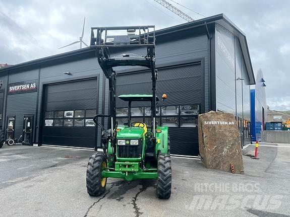 John Deere 5055E Traktoriai