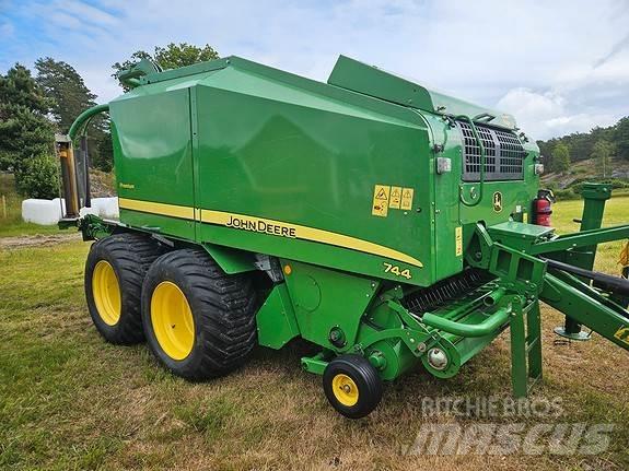 John Deere 744 Ritinių presai