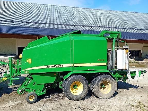 John Deere 744 Ritinių presai