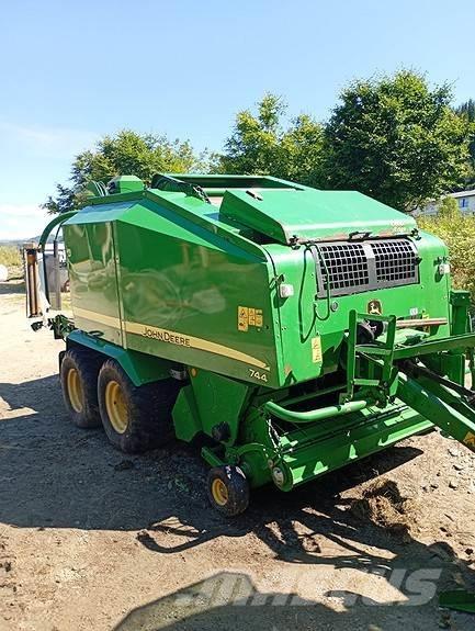 John Deere 744 Ritinių presai