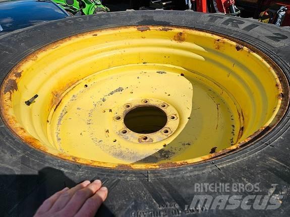 John Deere NOKIAN Traktoriai
