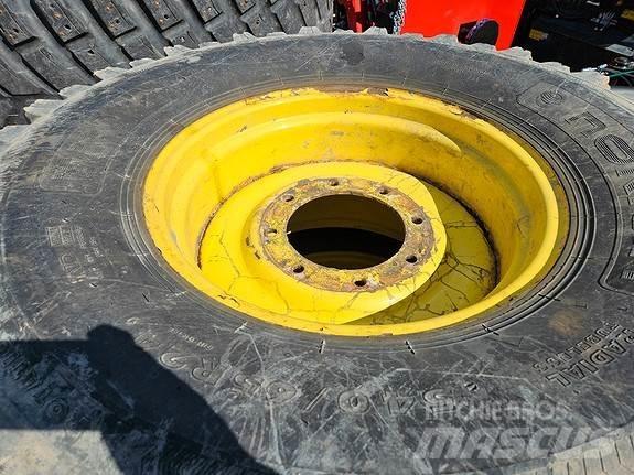 John Deere NOKIAN Traktoriai