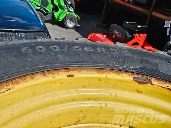 John Deere NOKIAN Traktoriai