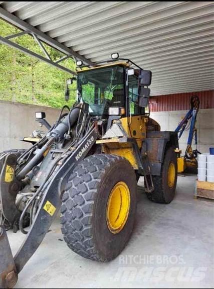 Komatsu WA200 PT Naudoti ratiniai krautuvai