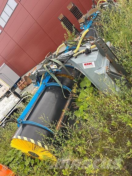 Snowek AH 330 Kita kelių ir sniego technika