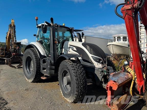 Valtra T214 Versu Traktoriai