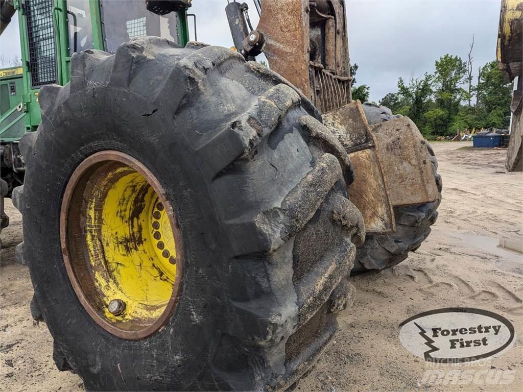 John Deere 748H Skiedrovežiai